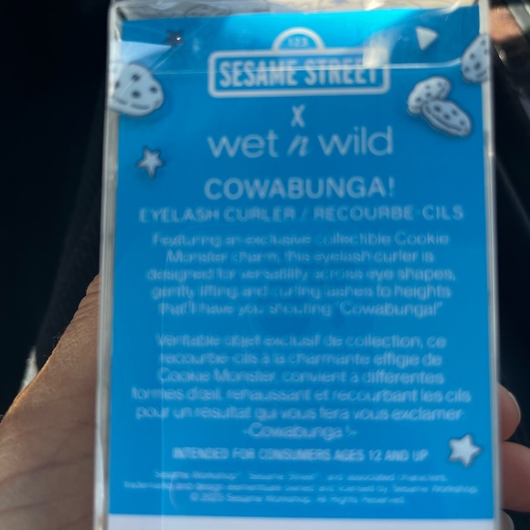Cookie Monster Wet n wild limited edition Sesame Street eyelash curler!!! - Picture 2 of 2